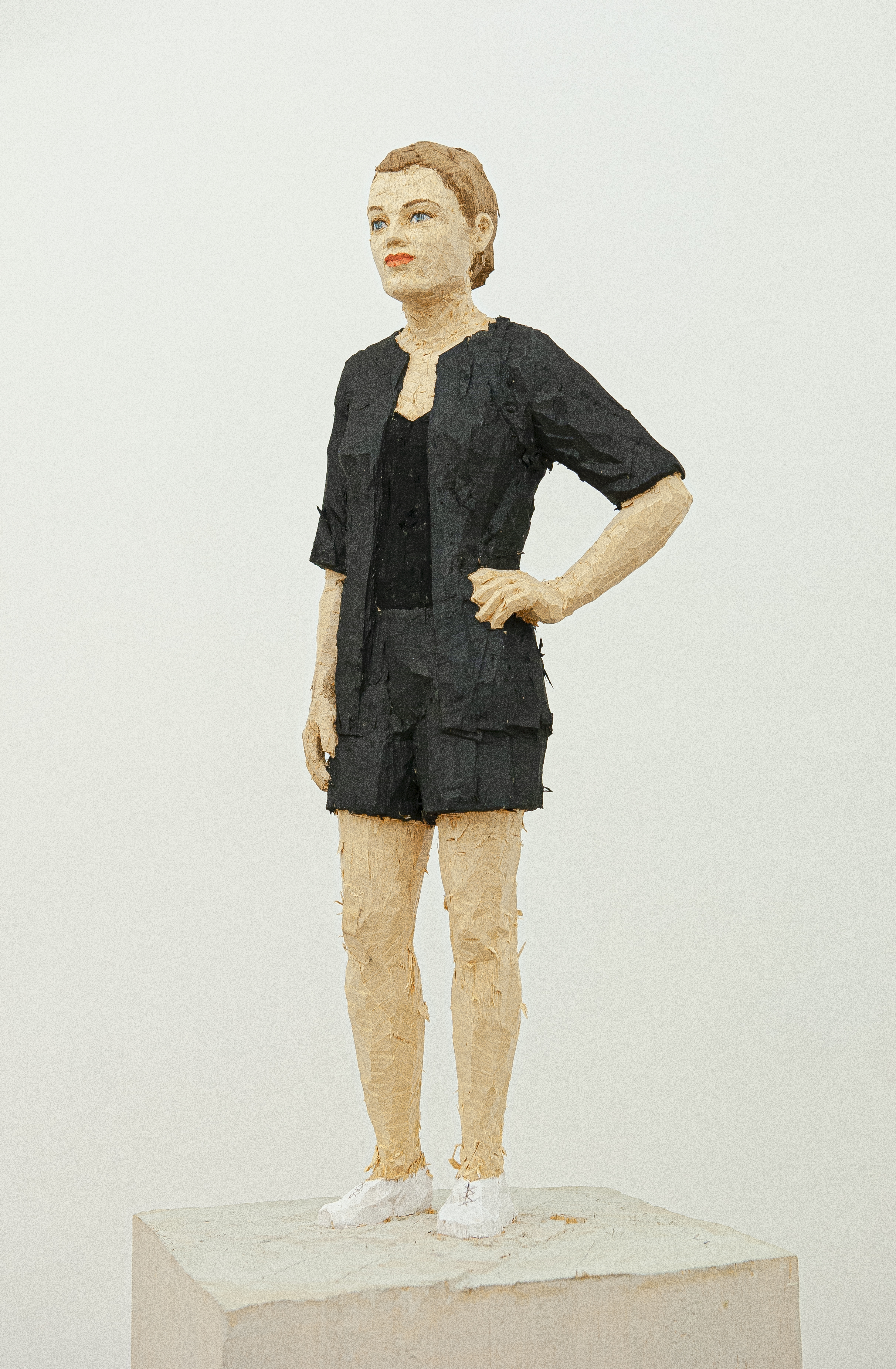 Stephan  Balkenhol - Frau mit schwarzem Kostüm, 2021