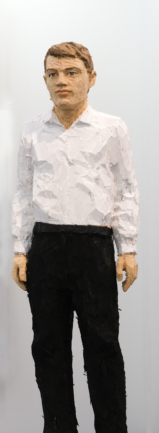 Stephan  Balkenhol - Homme en chemise blanche et pantalon noir, 2022