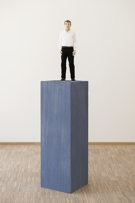 Stephan  Balkenhol - Homme en chemise blanche et pantalon noir, 2018